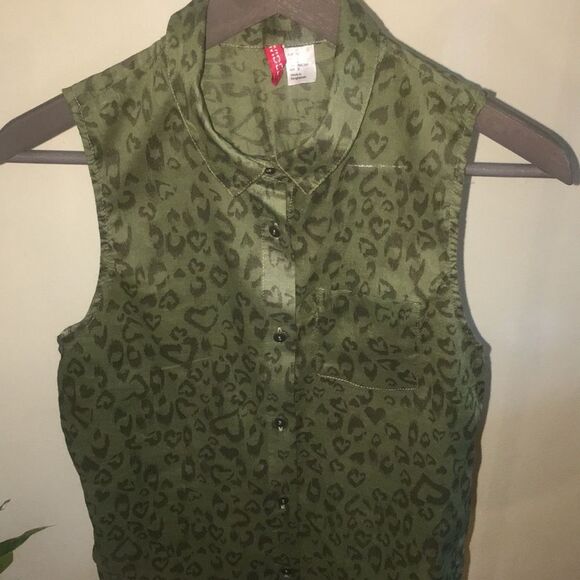 H&M Sleeveless Heart Print Button Down Shirt - Picture 12 of 13